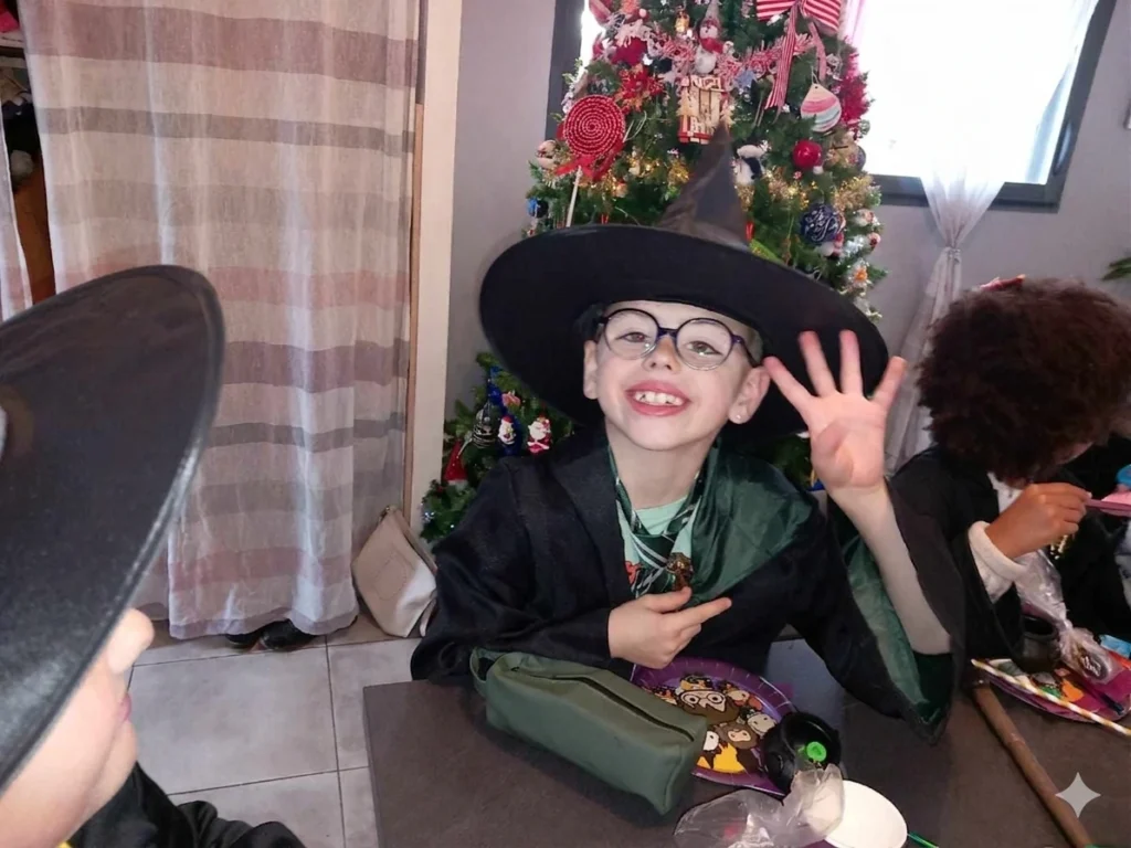 Enfant déguisé en sorcier souriant.